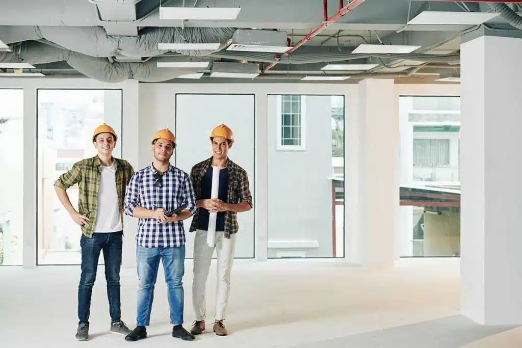 Squadra architetti e ingegneri in cantiere